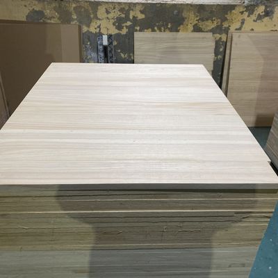 910 x 910 мм, специально разработанная, с натуральной текстурой